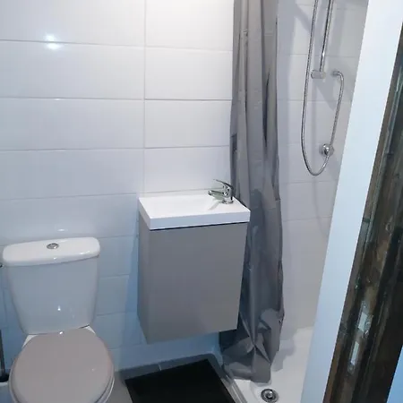 فندق مبيت وإفطار Gatekeepers Tiny House, Taize, Deux-sevres, Velo Francette Taizé