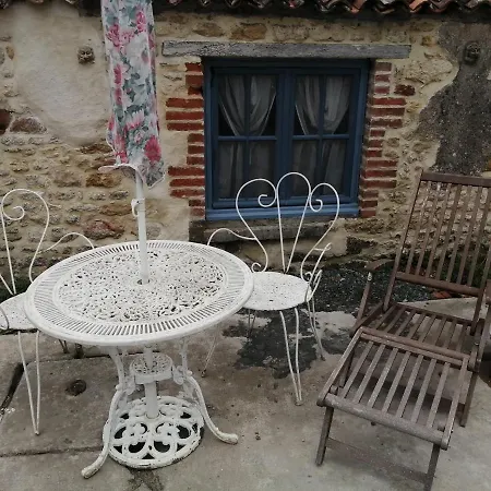 Gatekeepers Tiny House, Taize, Deux-sevres, Velo Francette فندق مبيت وإفطار