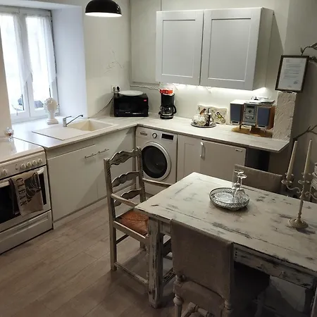 Bed & Breakfast Gatekeepers Tiny House, Taize, Deux-sevres, Velo Francette *