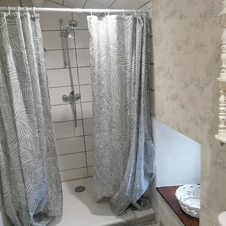 Gatekeepers Tiny House, Taize, Deux-sevres, Velo Francette فندق مبيت وإفطار