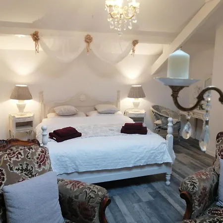 Gatekeepers Tiny House, Taize, Deux-sevres, Velo Francette فندق مبيت وإفطار Taizé