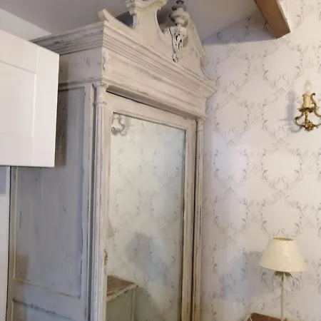 Gatekeepers Tiny House, Taize, Deux-sevres, Velo Francette *
