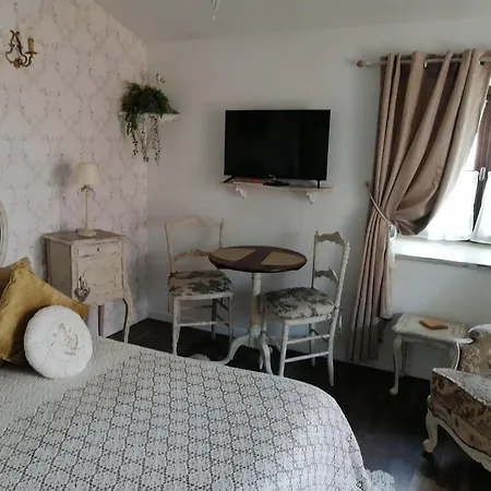 Bed & Breakfast Gatekeepers Tiny House, Taize, Deux-sevres, Velo Francette 4*