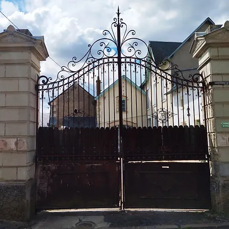 Gatekeepers Tiny House, Taize, Deux-sevres, Velo Francette فندق مبيت وإفطار 4*