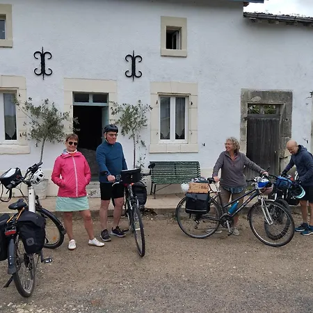 فندق مبيت وإفطار Gatekeepers Tiny House, Taize, Deux-sevres, Velo Francette Taizé
