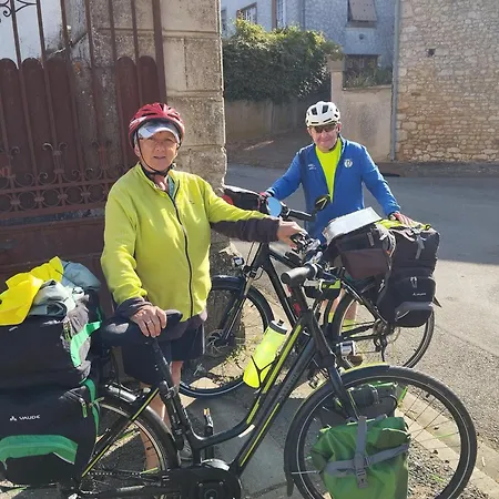 فندق مبيت وإفطار Gatekeepers Tiny House, Taize, Deux-sevres, Velo Francette