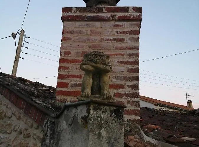 Bed & Breakfast Gatekeepers Tiny House, Taize, Deux-sevres, Velo Francette 4*