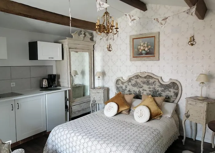 Gatekeepers Tiny House, Taize, Deux-sevres, Velo Francette Bed & Breakfast 4*